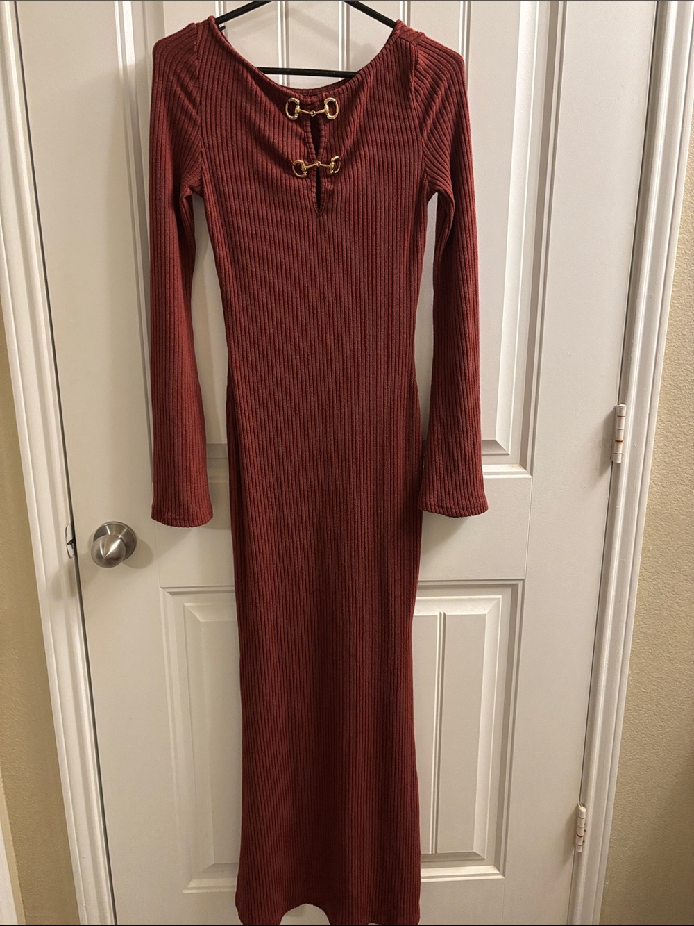 “Noista” Ribbed Long-Sleeve Maxi Dress in Burgundy